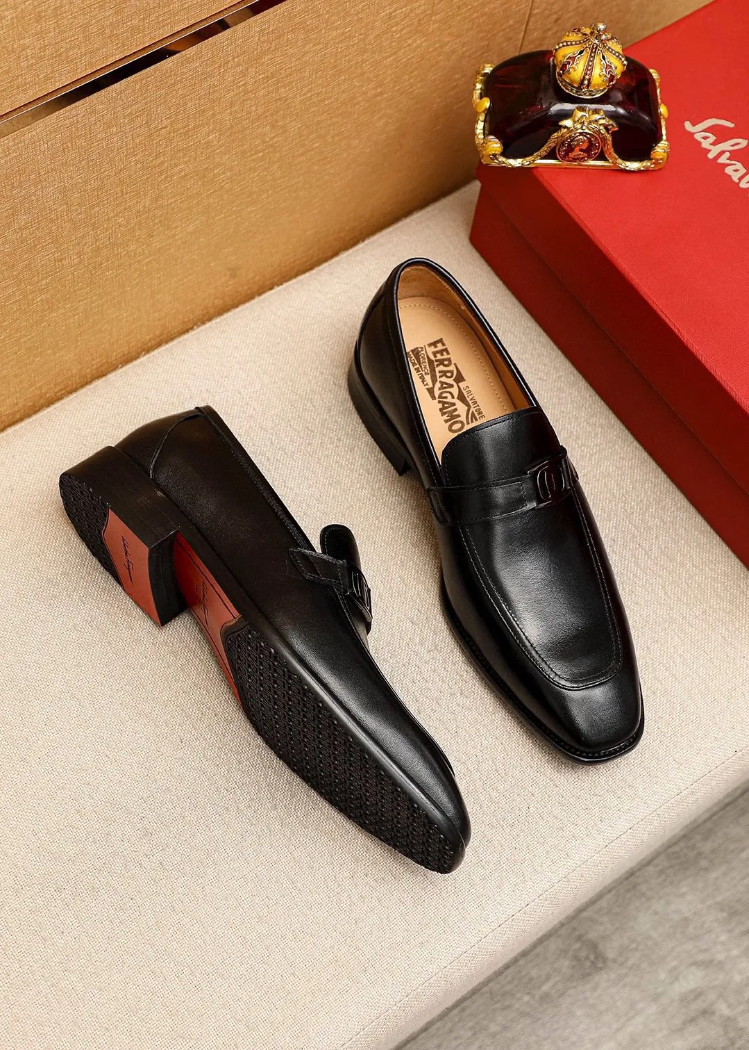 Men's shoes💰480💰 Product trademark: Ferragamo "Ferragamo" casual leather shoes Regular size: 38-44 (custom-made for 45🉑️) Product materials: Selected imported first-layer calfskin upper + original hardware buckle, imported water-dyed cowhide leather lining. Strong three-dimensional visual effect, combined outsole Color: 1⃣️color optional